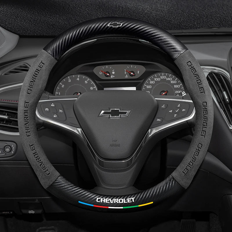 Capa de Volante em Camurça e Fibra de Carbono para Chevrolet – Antiderrapante Premium Esportiva