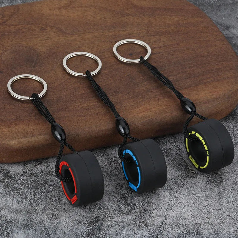 Chaveiro Pneu Automotivo em Borracha Macia – Acessório Estilo Racing para Chaves e Mochila