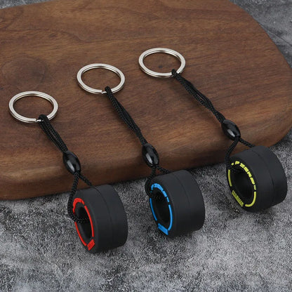 Chaveiro Pneu Automotivo em Borracha Macia – Acessório Estilo Racing para Chaves e Mochila