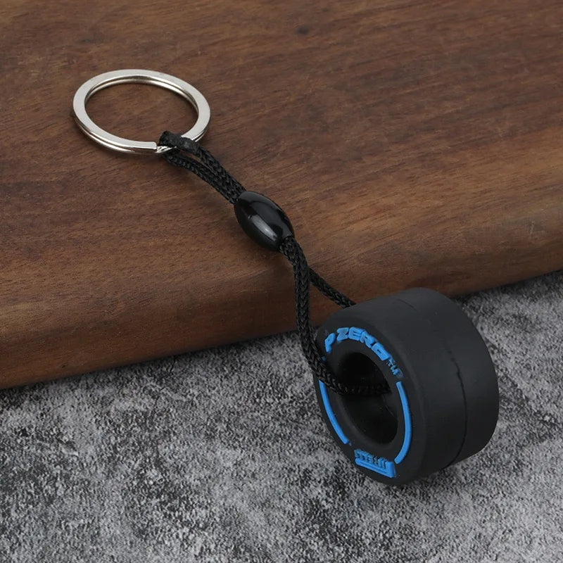 Chaveiro Pneu Automotivo em Borracha Macia – Acessório Estilo Racing para Chaves e Mochila